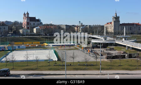 VILNIUS, Lituania - 27 Marzo 2016: pallavolo e basket e campi sportivi campo nei pressi di Ponte Bianco attraverso il fiume Neris Foto Stock