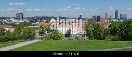 VILNIUS, Lituania - 12 Maggio 2016: Panorama della molla soleggiata città e giardino pubblico dalla parte superiore del vecchio Tauras montagna. Sono Foto Stock