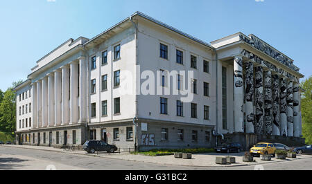 VILNIUS, Lituania - 12 Maggio 2016: l'edificio storico dell'era sovietica - il palazzo della cultura dei sindacati di Lithuani Foto Stock