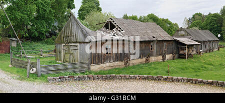 VILNIUS, Lituania - 15 Maggio 2016: il museo nazionale di un retrò Attrezzature agricole , gli strumenti e gli edifici nel territorio di Foto Stock