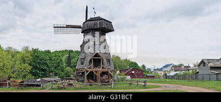 VILNIUS, Lituania - 15 Maggio 2016: il nuovo museo di un retrò Attrezzature agricole , gli strumenti e gli edifici nel territorio di un vecchio Foto Stock