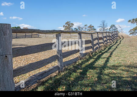 Il vecchio magazzino del cantiere e Post cancellata in una fattoria a Armidale NSW Australia Foto Stock