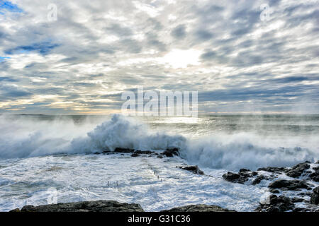 Sunrise over Kiama Rock Pool durante una violenta tempesta, Illawarra Costa, Nuovo Galles del Sud, Australia Foto Stock