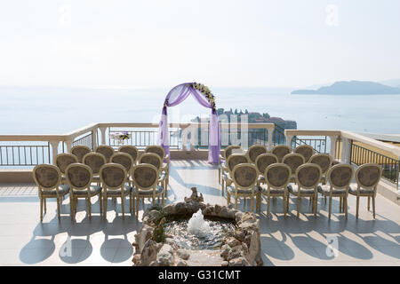 Arco di nozze per la cerimonia di fiori. Foto Stock
