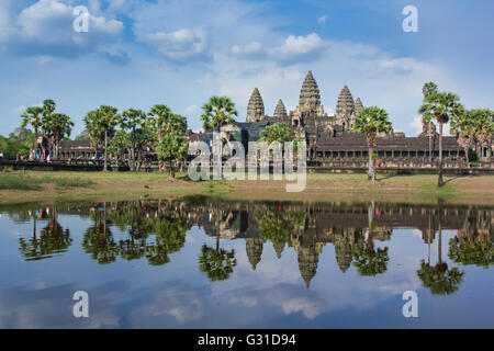 Angkor Wat giorno tempo di riflessione sul lago Foto Stock