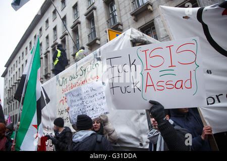 Berlino, Germania, siriani manifestano contro la guerra, Assad e ISIS Foto Stock