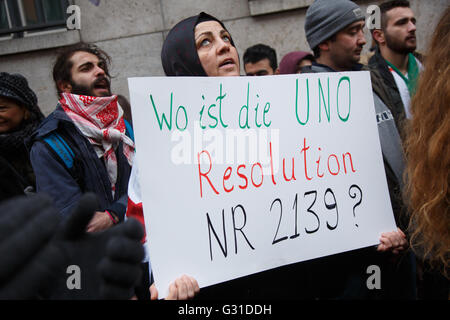 Berlino, Germania, siriani manifestano contro la guerra, Assad e ISIS Foto Stock