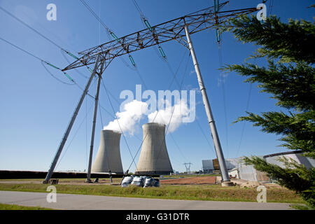 Principali linee elettriche e torri di raffreddamento fes centrale nucleare dampierre-en-burly francia Foto Stock