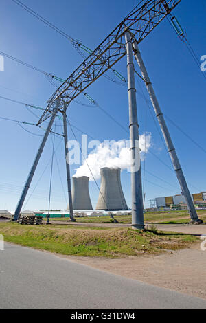 Principali linee elettriche e torri di raffreddamento fes centrale nucleare dampierre-en-burly Francia c Foto Stock