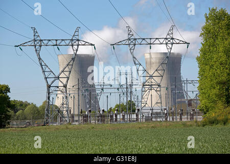 Principali linee elettriche e torri di raffreddamento FES centrale nucleare Dampierre-en-Burly Francia Foto Stock