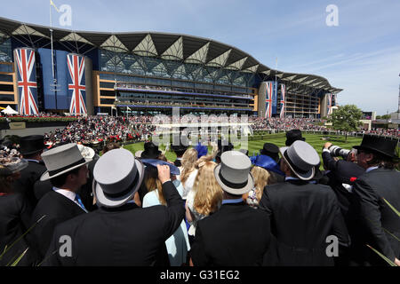 Processione Ascot, Gran Bretagna, visualizzare l'ippodromo durante il Royal Foto Stock