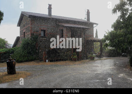 Torre Alfina, Italia, Cottage Pomantello sotto la pioggia Foto Stock