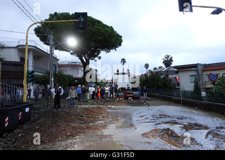 Aci Trezza, Italia, oltre allagato da acqua piovana e strada non percorribile Foto Stock