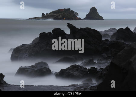 Aci Trezza, Italia, si affaccia il ciclope nel Mar Ionio Foto Stock