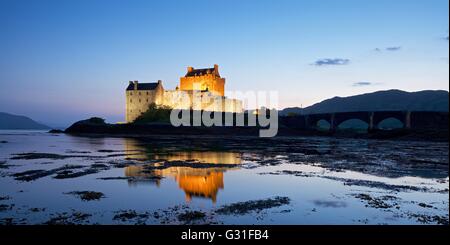Una immagine a colori presi nel crepuscolo ora del Castello Eilean Donan illuminato Foto Stock