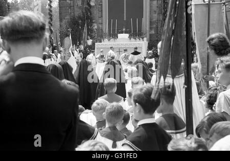 Dresda, DDR, processione del Corpus Domini nel grande giardino Foto Stock