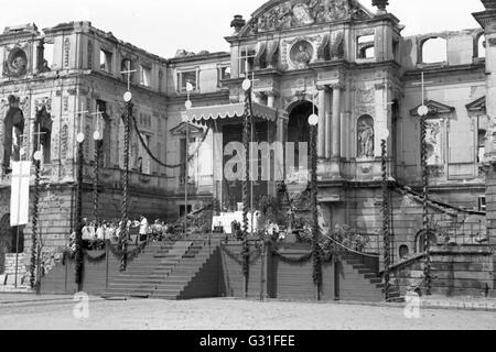 Dresda, DDR, processione del Corpus Domini di fronte al palazzo estivo nel grande giardino Foto Stock