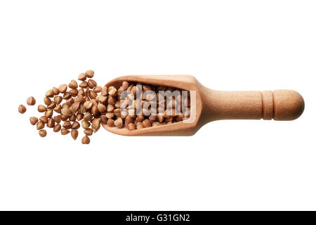 Ingredienti alimentari: heap di grano saraceno in un cucchiaio di legno, su sfondo bianco Foto Stock