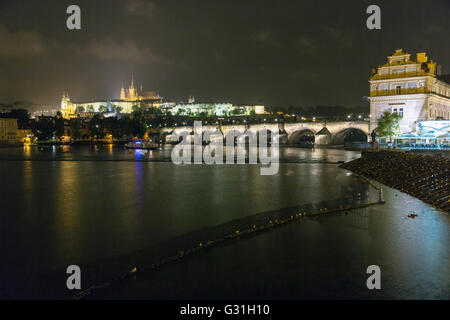 Praga Repubblica Ceca, vista sul fiume Vltava sul Ponte Carlo e il Castello di Praga di notte Foto Stock
