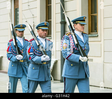 Praga Repubblica Ceca, il cambio della guardia al Palazzo guardia al Castello di Praga Foto Stock