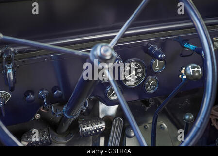 Dettaglio del cruscotto e sul volante di un 1940s Marina Americana Jeep. Foto Stock