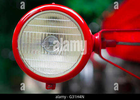 Proiettore di un vintage rosso brillante trattore Massey Ferguson. Foto Stock