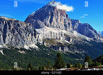 Tofana di Rozes picco di montagna sopra il Passo Falzarego in Dolomiti durante la bella giornata autunnale Foto Stock