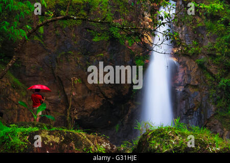 Cascata Jogkradin a Thongphaphum nationalpark in provincia Kanjanaburi, Thailandia Foto Stock