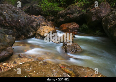 Cascata Jogkradin a Thongphaphum nationalpark in provincia Kanjanaburi, Thailandia Foto Stock