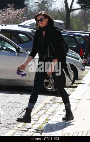 Daisy Lowe visto fuori e circa in Primrose Hill su 20/04/13 di Londra. Foto Stock