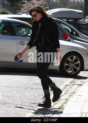 Daisy Lowe visto fuori e circa in Primrose Hill su 20/04/13 di Londra. Foto Stock