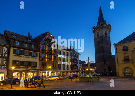 Obernai, Francia, marketplace e Kappelturm nel crepuscolo Foto Stock