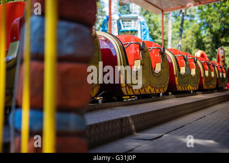 Rollercoaster su rotaie a parco di divertimenti. Corse in loop. Foto Stock