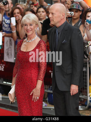 Londra, Regno Unito. 22 Luglio, 2013. Bruce Willis e Dame Helen Mirren assiste la premiere europeo di Red 2 presso Empire Leicester Squar Foto Stock