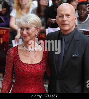 Londra, Regno Unito. 22 Luglio, 2013. Bruce Willis e Dame Helen Mirren assiste la premiere europeo di Red 2 presso Empire Leicester Squar Foto Stock