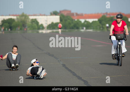 Berlino, Germania, skateboarders e ciclisti sul campo di Tempelhof Foto Stock