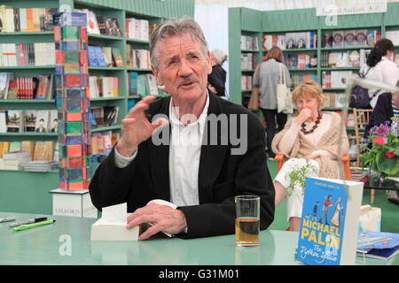 Michael Palin book-firma, Hay Festival 2016, Hay-on-Wye, Brecknockshire, Powys, il Galles, la Gran Bretagna, Regno Unito Regno Unito Europa Foto Stock