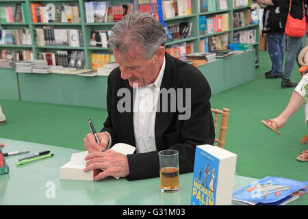 Michael Palin book-firma, Hay Festival 2016, Hay-on-Wye, Brecknockshire, Powys, il Galles, la Gran Bretagna, Regno Unito Regno Unito Europa Foto Stock