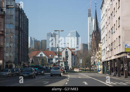 Francoforte, Germania, guardando verso il quartiere finanziario, diritto Dreikoenigskirche Foto Stock