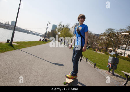 Francoforte, Germania, adolescente su un longboard a Nizza a Riva Foto Stock