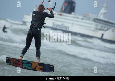 Rostock, Germania kitesurfisti e traghetto Scandlines nel Mar Baltico Foto Stock