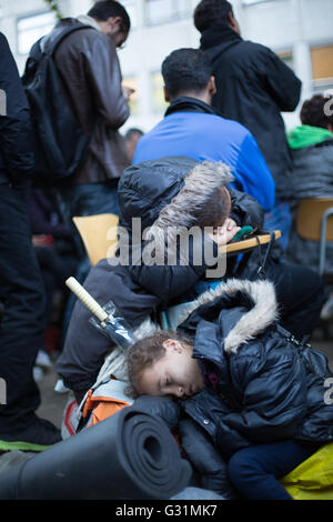 Berlino, Germania, ragazze sonno prima LaGeSo Foto Stock