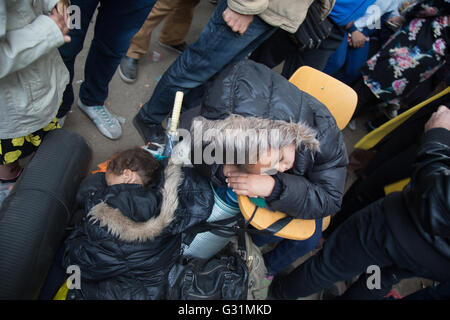 Berlino, Germania, ragazze sonno prima LaGeSo Foto Stock