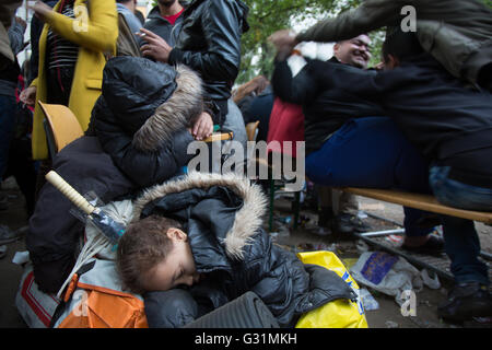 Berlino, Germania, ragazze sonno prima LaGeSo Foto Stock