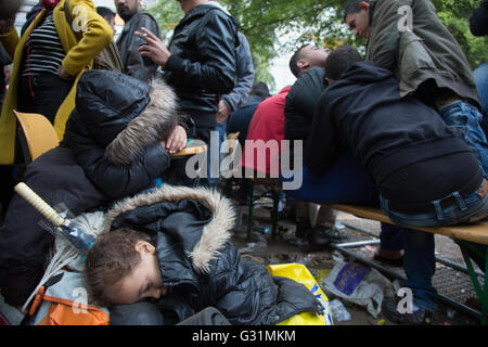 Berlino, Germania, ragazze sonno prima LaGeSo Foto Stock