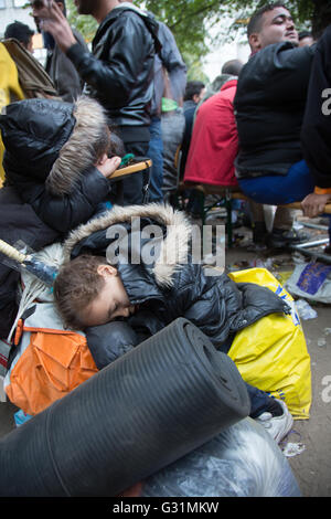 Berlino, Germania, ragazze sonno prima LaGeSo Foto Stock