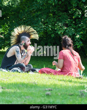 Un giovane con capelli Mohican a Hyde Park, City of Westminster, Londra, Inghilterra, Regno Unito Foto Stock