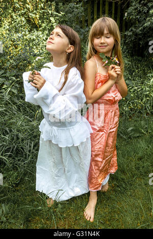 Due ragazze, età di innocenza, 6-7 anni bambine estate Foto Stock