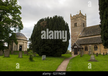 Chiesa della Santa Trinità e lo storico Mausoleo di Thompson (rotonda con tetto a cupola) - Little Ouseburn, North Yorkshire, Inghilterra. Foto Stock