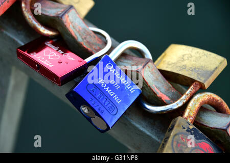 Hannover, Germania, amore serratura con iscrizione russo sul Maschsee Foto Stock